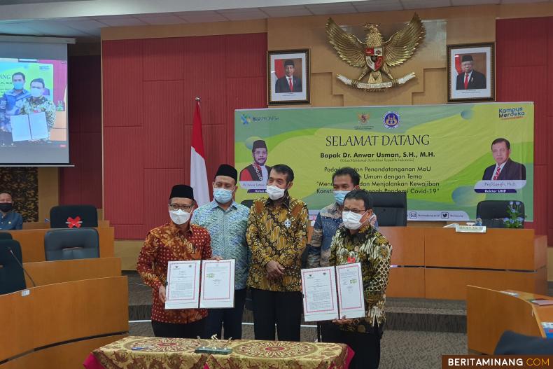 Rektor Universitas Negeri Padang Tandatangani Nota Kesepahaman dengan Ketua Mahkamah Konstitusipada Jumat (26/3) bertempat di Ruang Sidang Senat Rektorat Kampus UNP Air Tawar Padang.